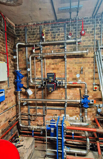 https://plumbercurrambine.com.au/uploads/2025/06/commercial-plumbing-923198.jpg
