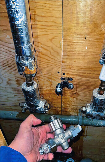 https://plumbercurrambine.com.au/uploads/2025/06/emergency-plumbing-358284.jpg