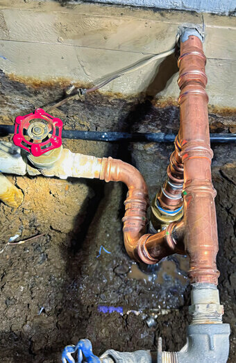 https://plumbercurrambine.com.au/uploads/2025/06/emergency-plumbing-826583.jpg