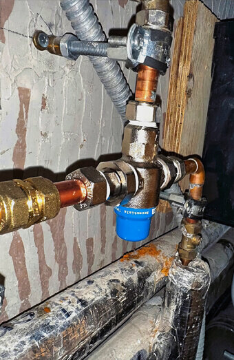 https://plumbercurrambine.com.au/uploads/2025/06/emergency-plumbing-912174.jpg
