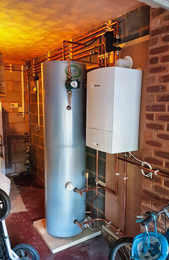 https://plumbercurrambine.com.au/uploads/2025/06/hot-water-684599.jpg